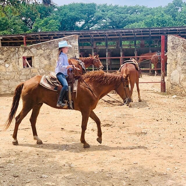 A few weeks ago we spent the weekend @mayanduderanch - it was so much fun! So much fun we have booked to go back before the end of the summer!! #horseriding #pool #familytime #love #teamthom